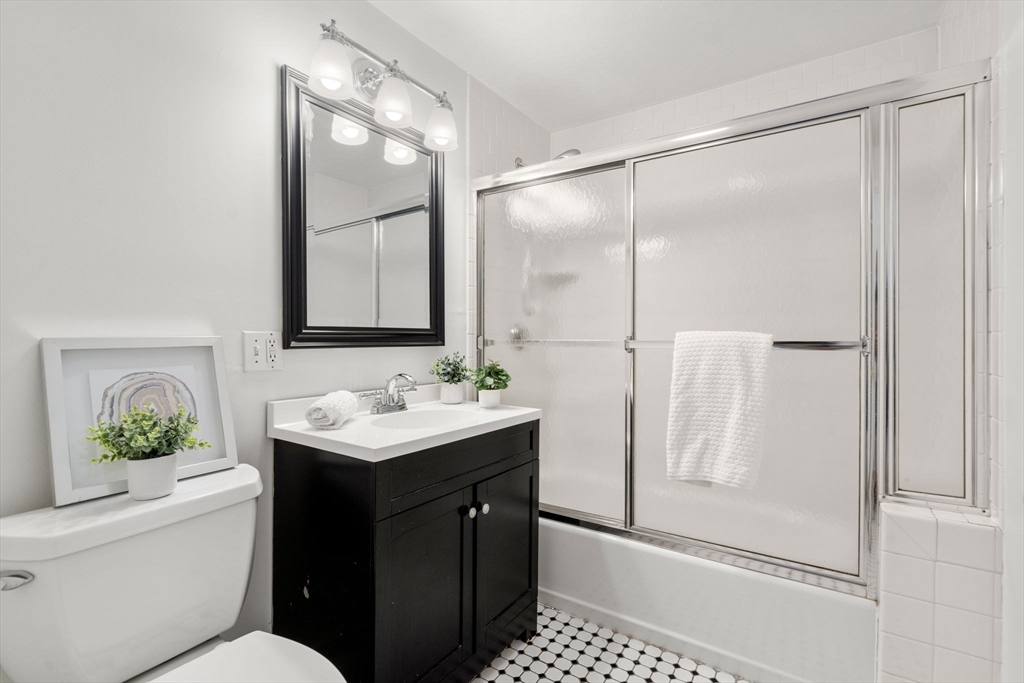 13 Thacher Street, Unit 2 Boston, MA 02113 - Photo 16 of 22