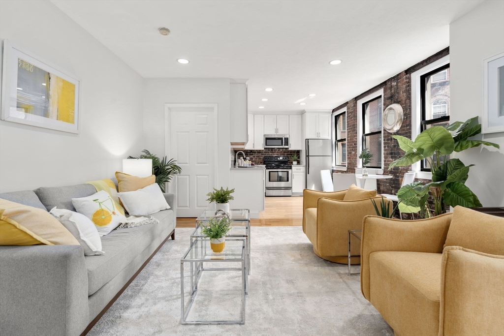 13 Thacher Street, Unit 2 Boston, MA 02113 - Photo 3 of 22