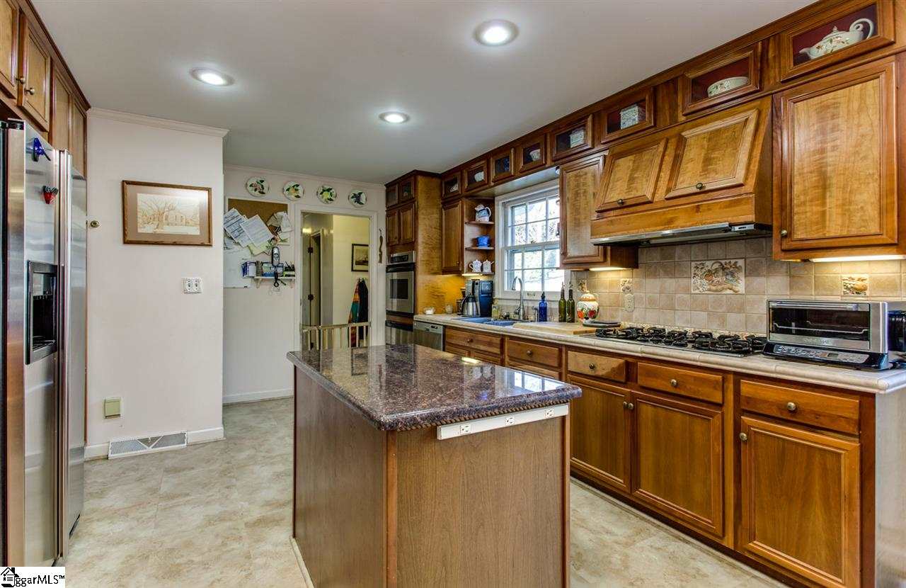 306 Raven Road Greenville, SC 29615 - Photo 4 of 27