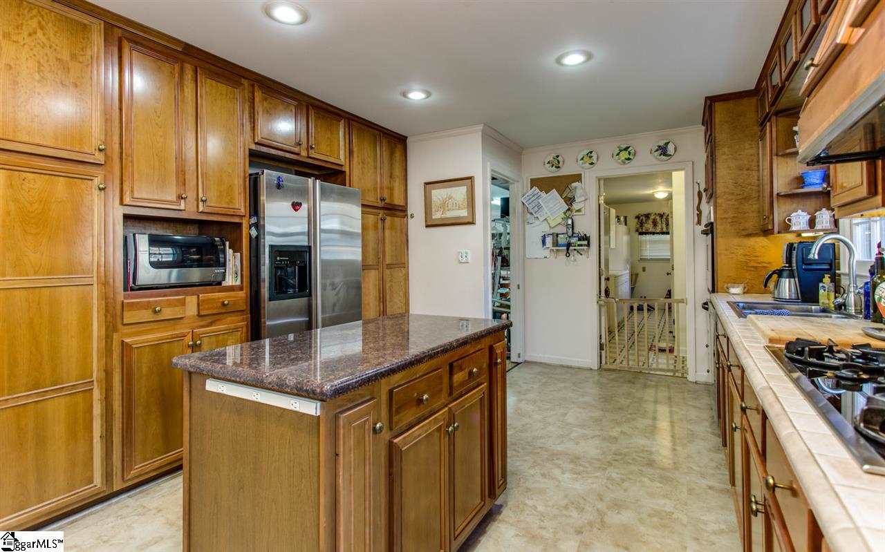 306 Raven Road Greenville, SC 29615 - Photo 5 of 27