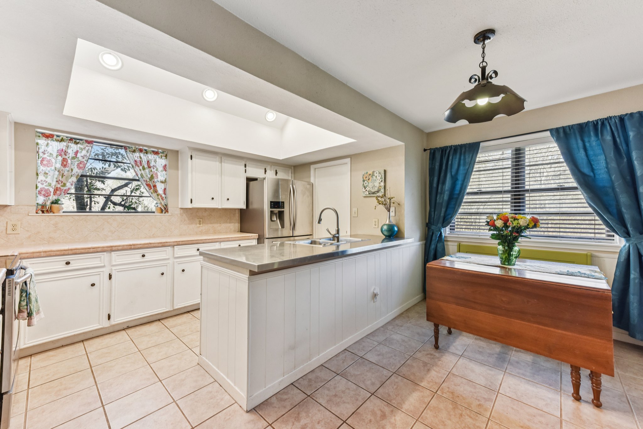 111 Post Oak Lane Elgin, TX 78621 - Photo 6 of 39 a kitchen with white cabinets and chandelier