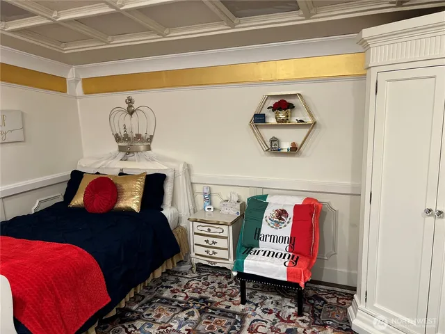 a picture of a couch in a room