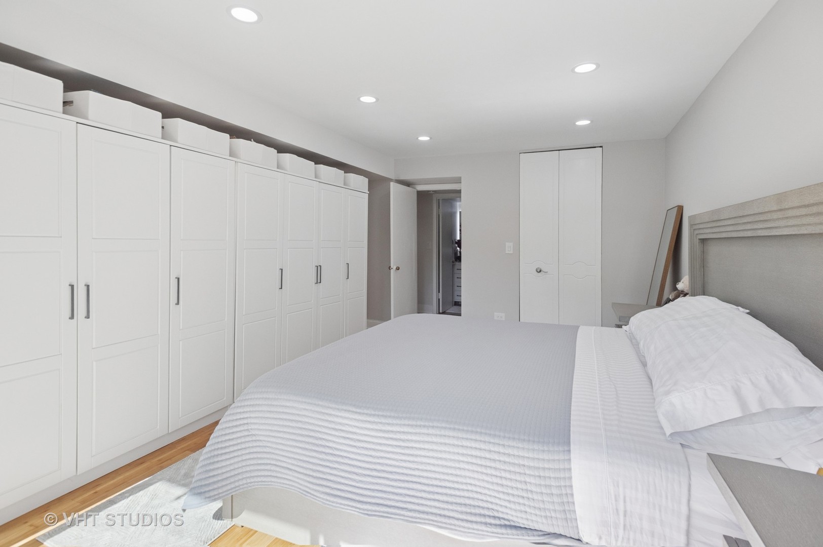7200 North Ridge Boulevard, Unit 2C Chicago, IL 60645 - Photo 4 of 20 a bedroom with a large bed