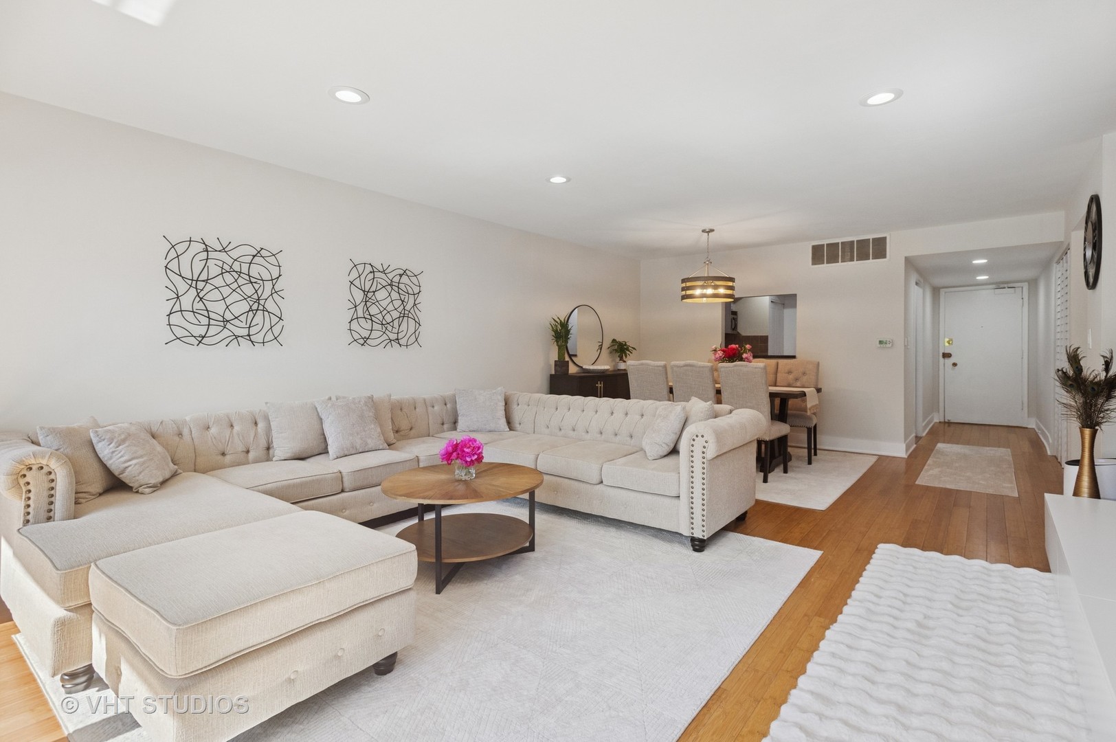 7200 North Ridge Boulevard, Unit 2C Chicago, IL 60645 - Photo 7 of 20 a living room with furniture and a couch
