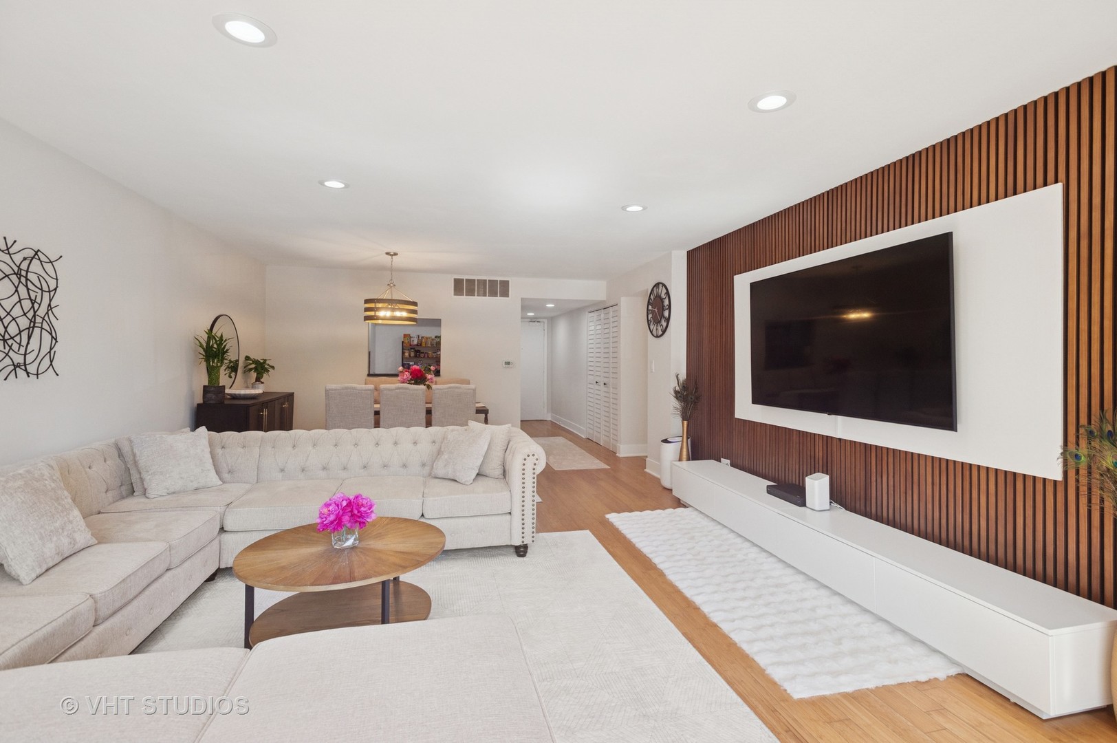 7200 North Ridge Boulevard, Unit 2C Chicago, IL 60645 - Photo 8 of 20 a living room with furniture and a flat screen tv