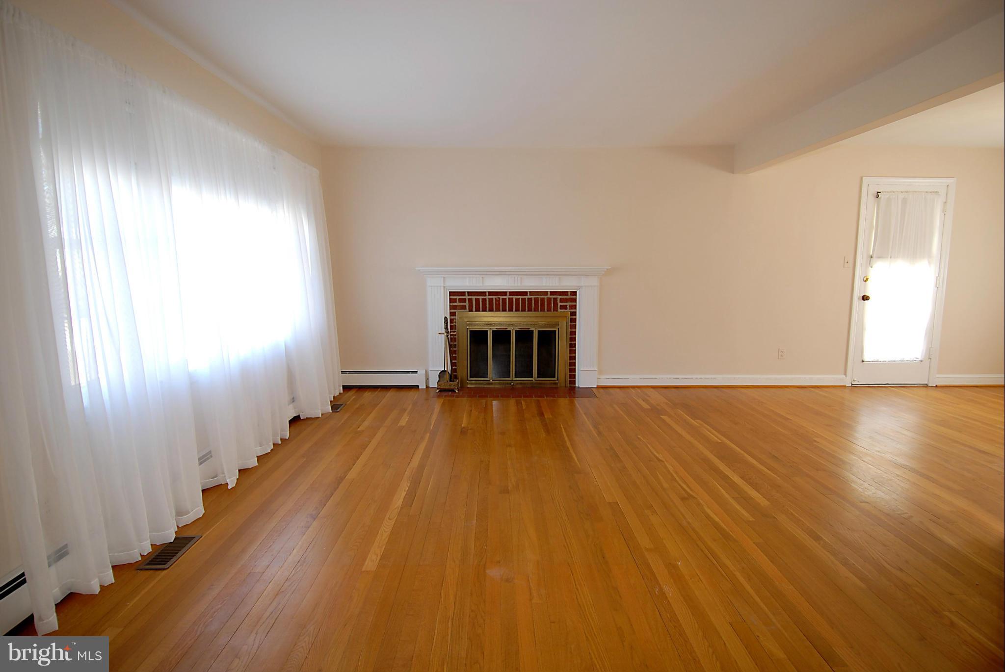 17800 Dominion Drive Sandy Spring, MD 20860 - Photo 8 of 29 Living Room