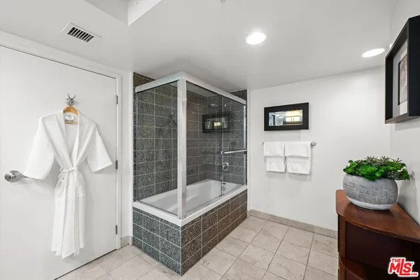 $4,300 | 13700 Marina Pointe Drive, Unit 1007, Marina del Rey, CA 90292