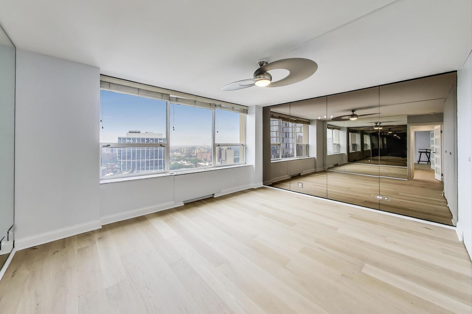 5201 South Cornell Avenue, Unit 20E Chicago, IL 60615 - Photo 11 of 20 an empty room with windows and pillars in it