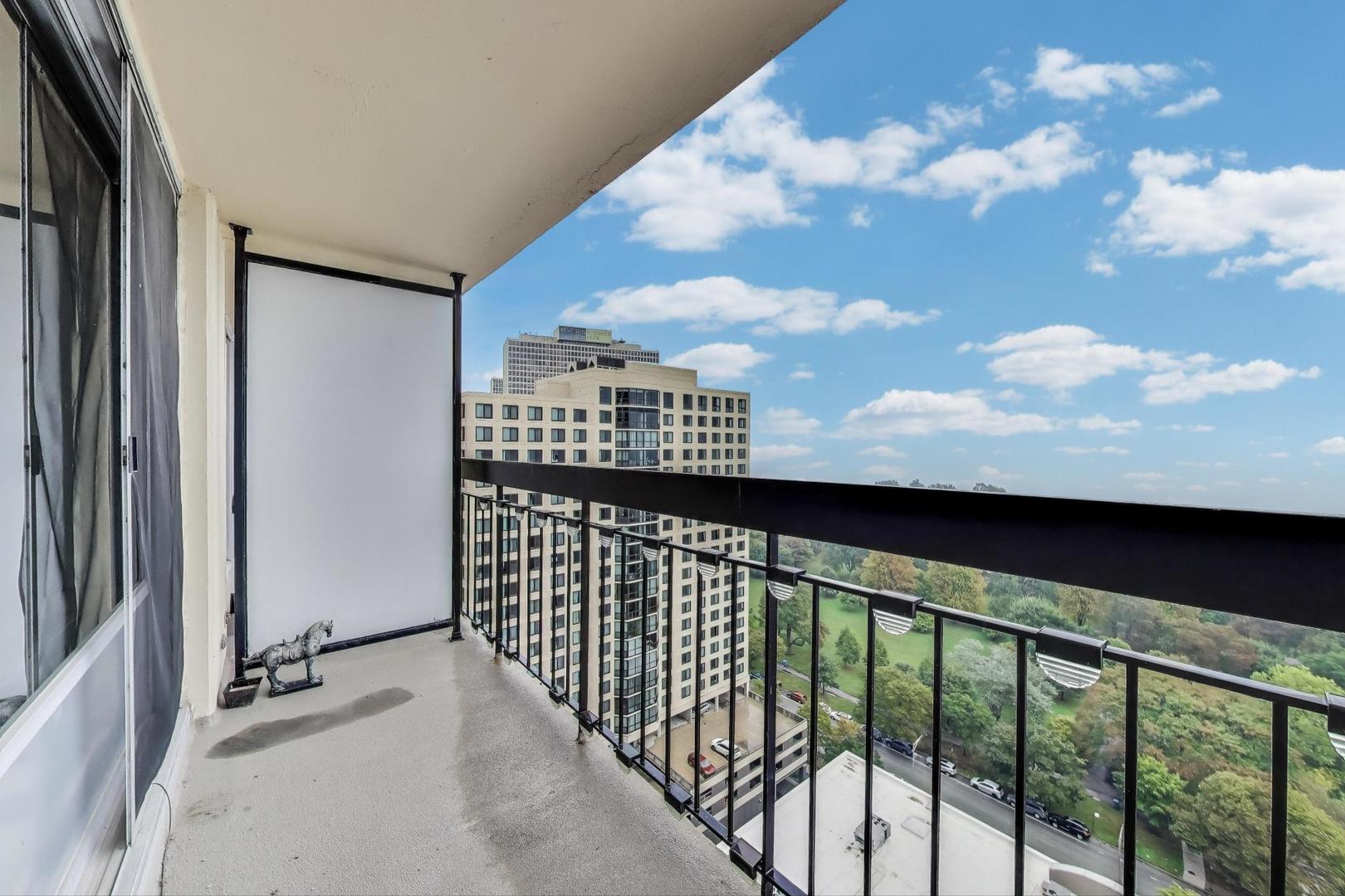 5201 South Cornell Avenue, Unit 20E Chicago, IL 60615 - Photo 17 of 20 a view of balcony with city view