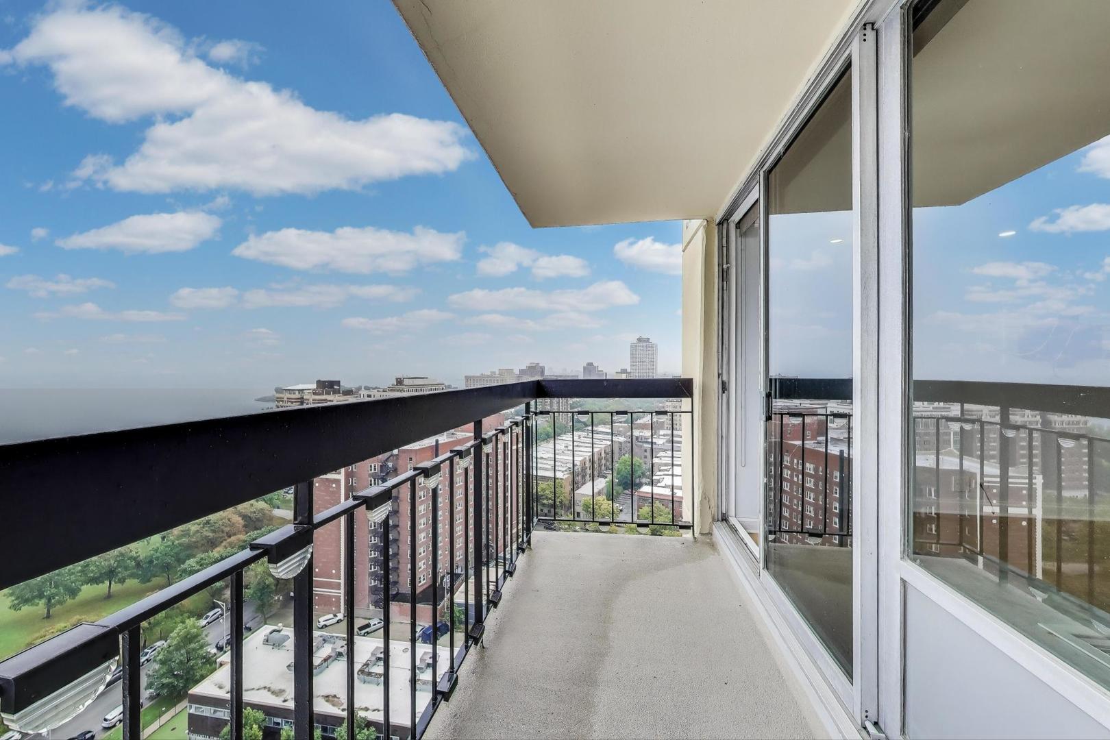 5201 South Cornell Avenue, Unit 20E Chicago, IL 60615 - Photo 18 of 20 a view of balcony with city view