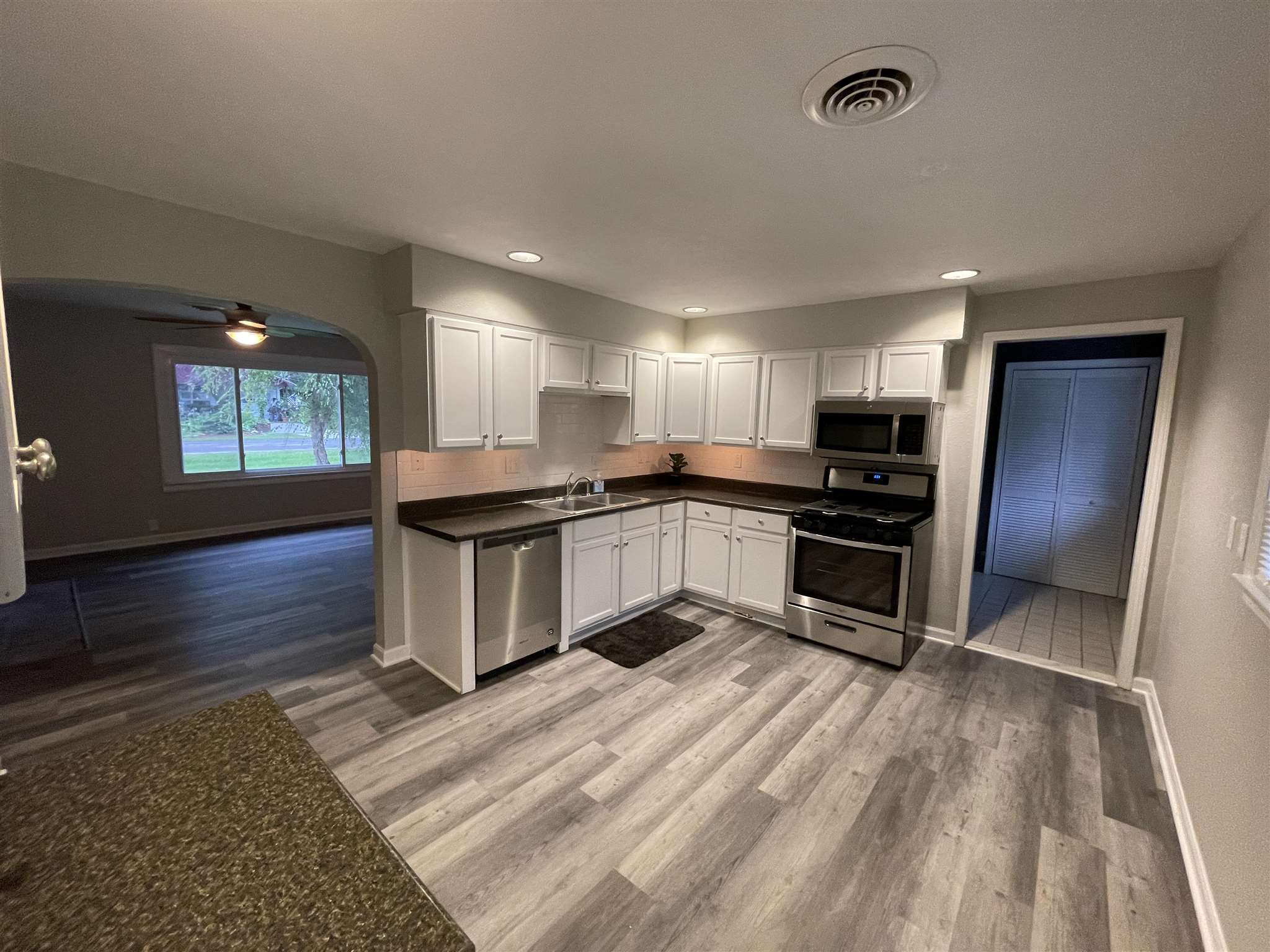 109 Oakdale Road Washington, IL 61571 - Photo 3 of 11 Gallery Image 3