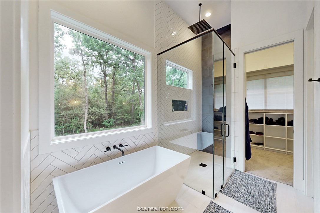 1629 Sawmill Road Franklin, TX 77856 - Photo 23 of 47 a bathroom with a bathtub and a sink