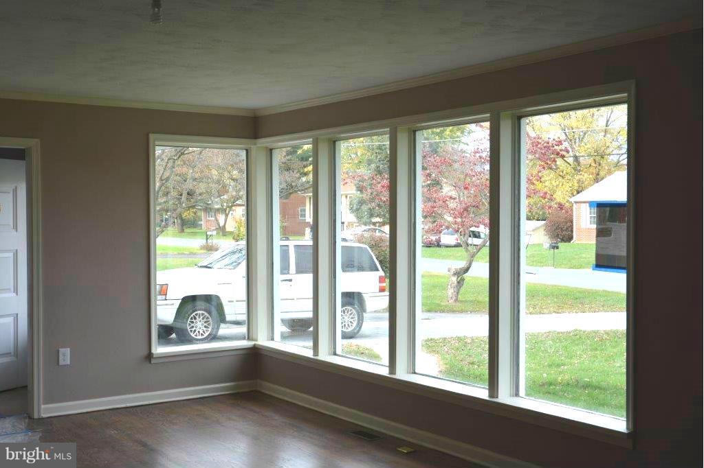 114 Longcroft Road Winchester, VA 22602 - Photo 3 of 21 Living Room