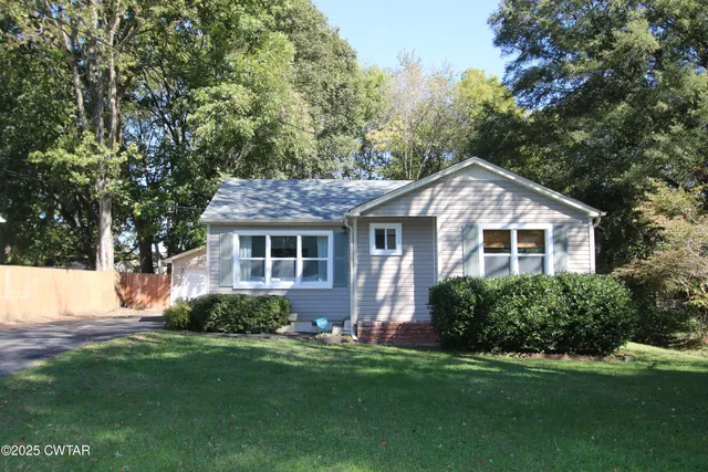 a view of a house with yard and plants