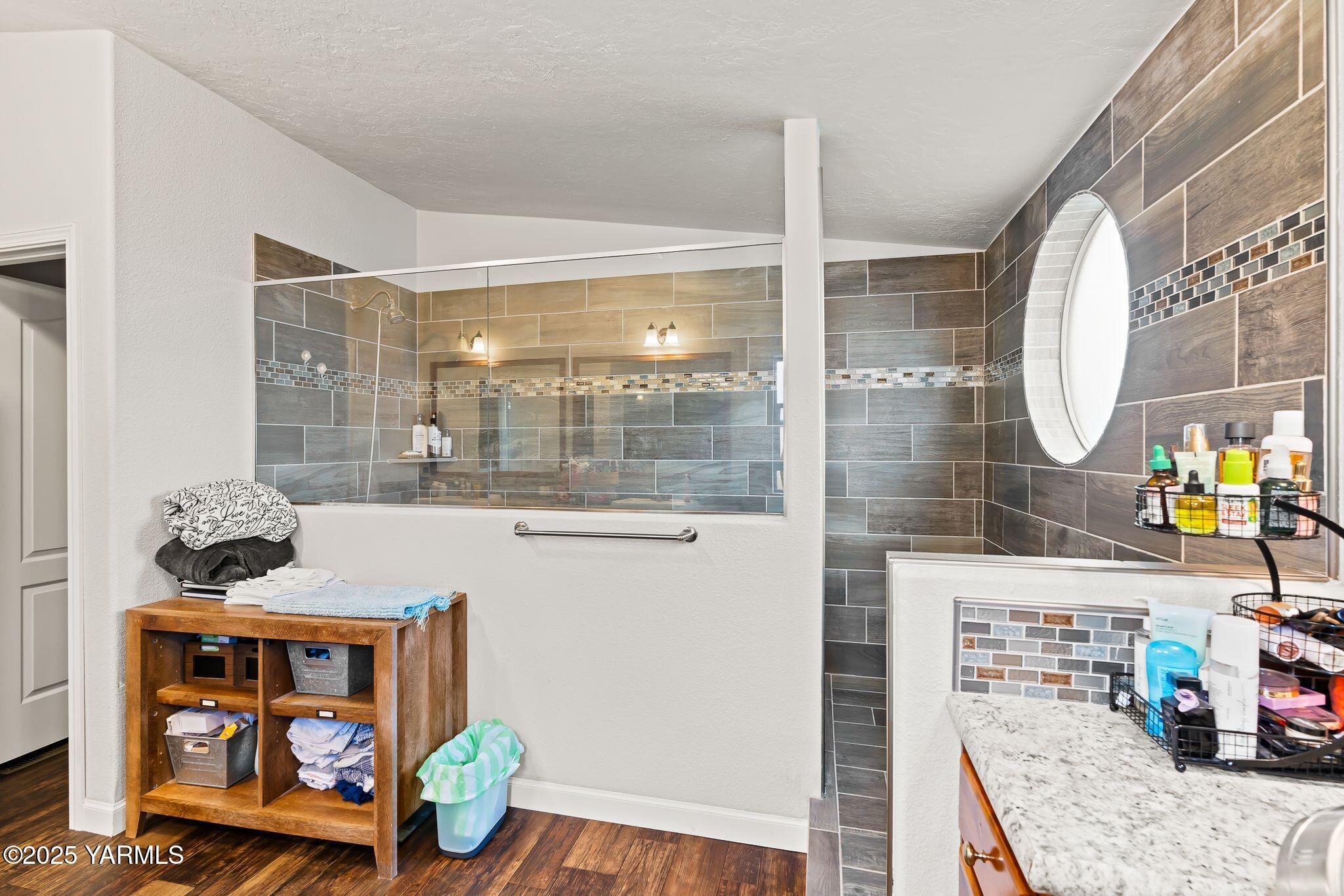 1351 Nass Road Granger, WA 98932 - Photo 24 of 38 a room with furniture and a mirror