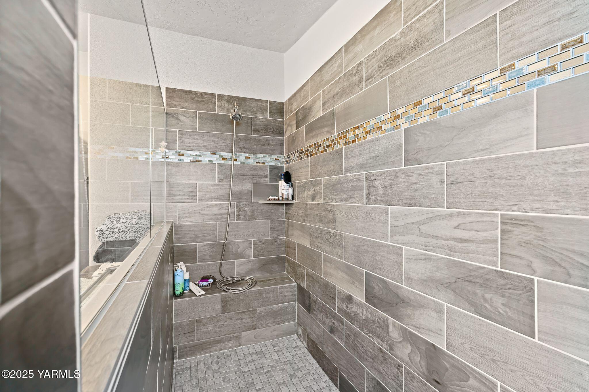 1351 Nass Road Granger, WA 98932 - Photo 25 of 38 a bathroom with a shower