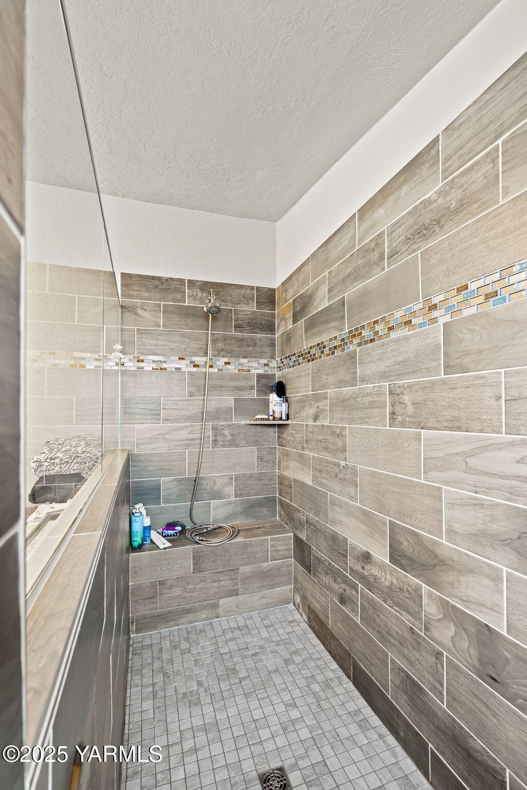 1351 Nass Road Granger, WA 98932 - Photo 26 of 38 a bathroom with a shower