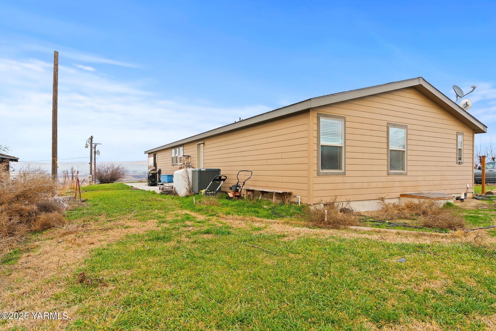 1351 Nass Road Granger, WA 98932 - Photo 28 of 38 a view of a backyard of the house