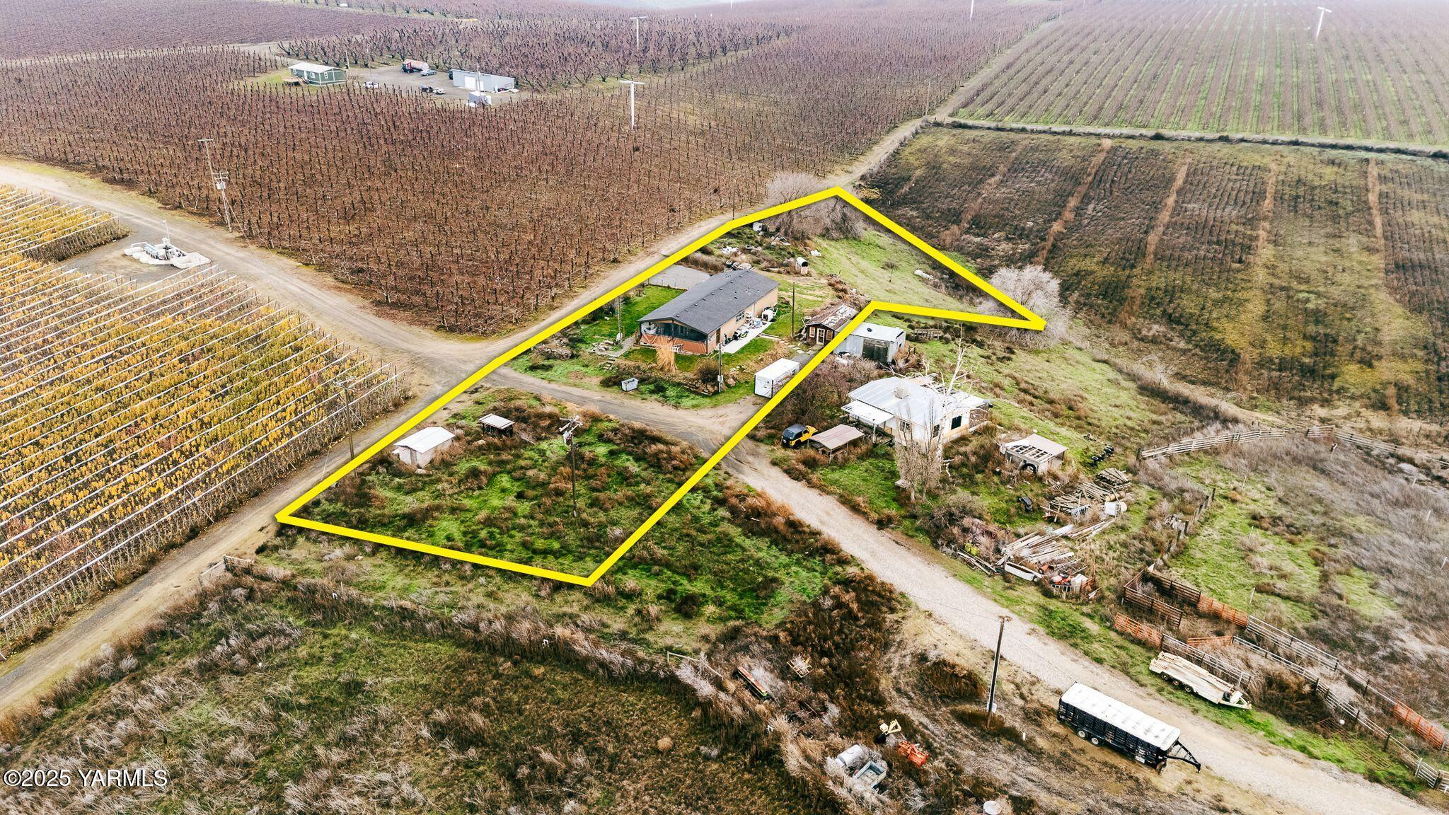 1351 Nass Road Granger, WA 98932 - Photo 36 of 38 a view of a tennis court