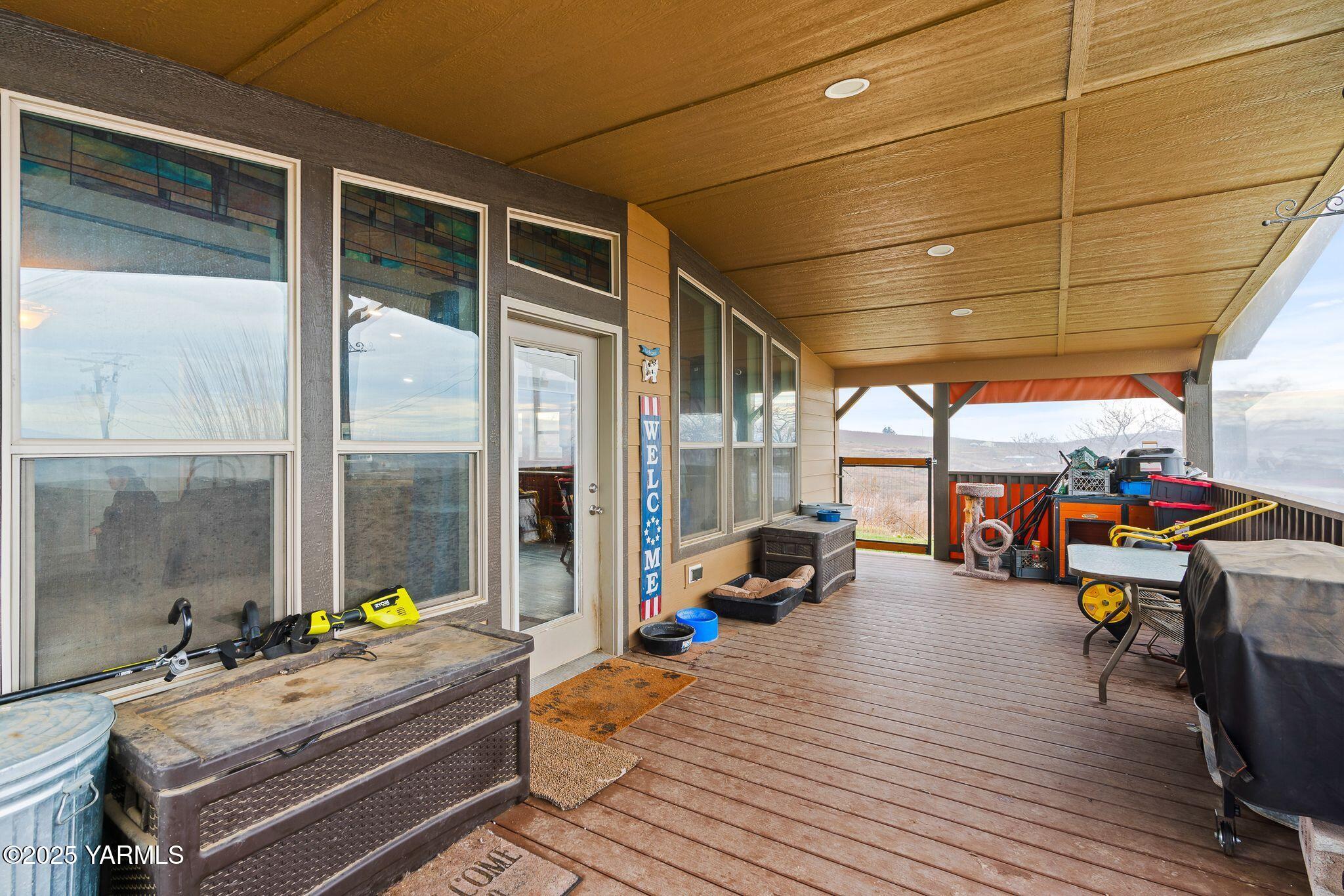 1351 Nass Road Granger, WA 98932 - Photo 7 of 38 a outdoor space with patio lots of furniture