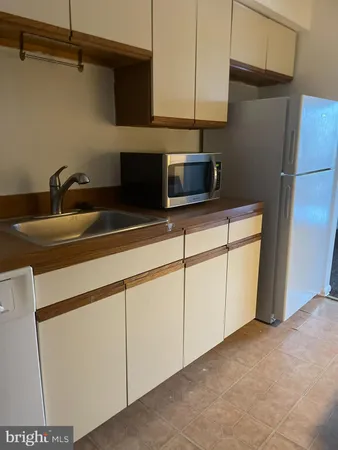 $1,950 | 806B Cypress Point Circle, Unit B, Mount Laurel, NJ 08054