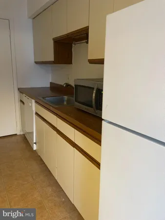 $1,950 | 806B Cypress Point Circle, Unit B, Mount Laurel, NJ 08054