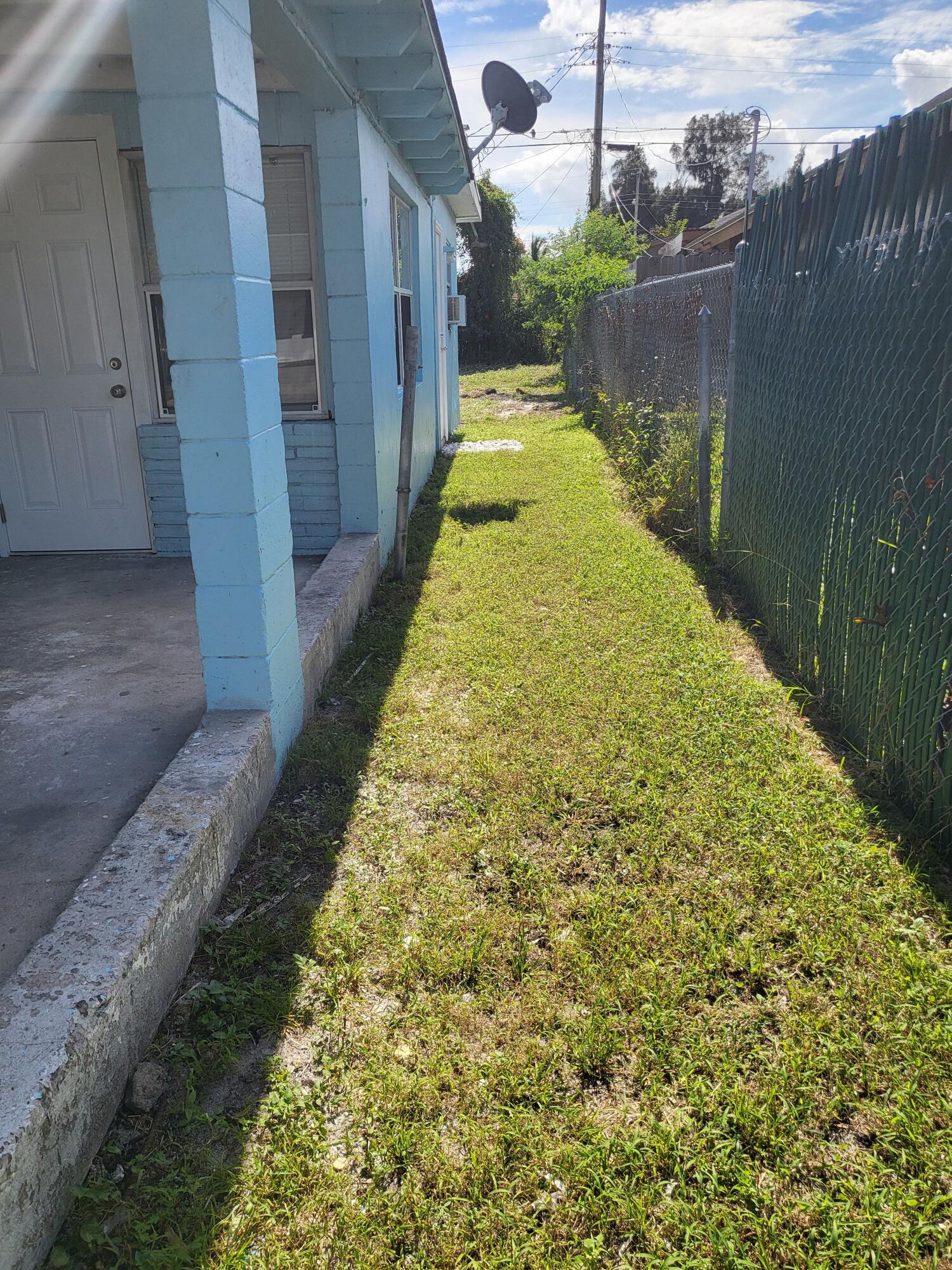 1119 West 32nd Street Riviera Beach, FL 33404 - Photo 7 of 27 1119 32nd west side to back yard