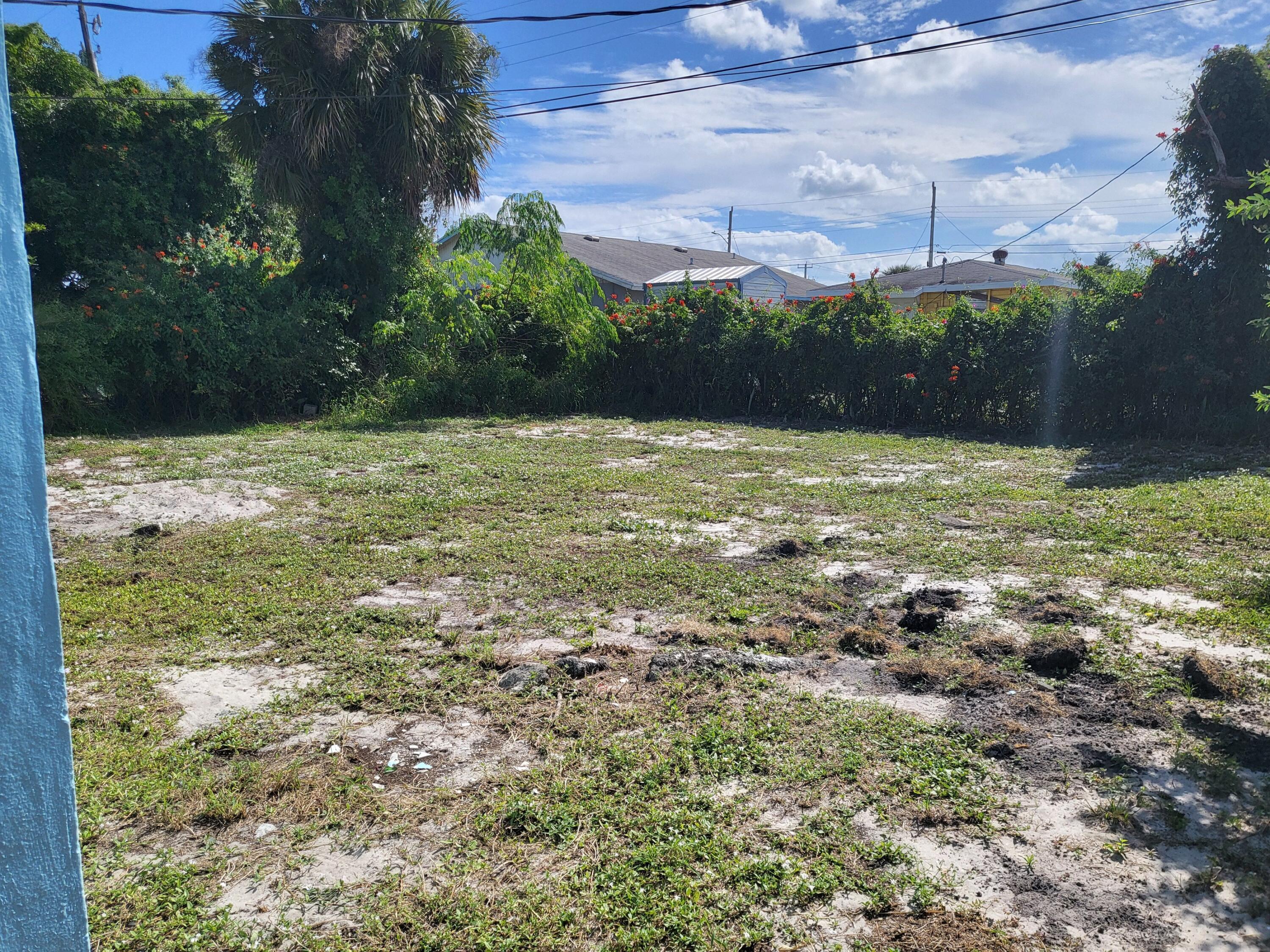 1119 West 32nd Street Riviera Beach, FL 33404 - Photo 8 of 27 1119 32nd back yard