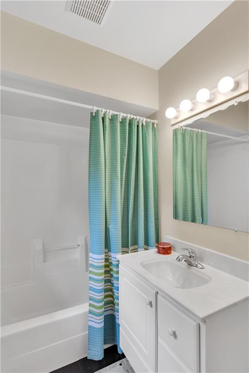 1860 Washington Road Apollo, PA 15613 - Photo 25 of 41 On Suite with Fiberglass Shower/Tub