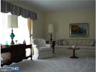 707 Hilltop Road Cinnaminson, NJ 08077 - Photo 5 of 12 Living Room