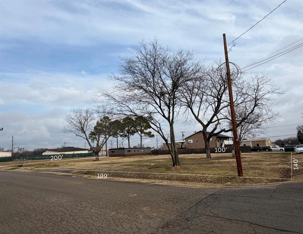 a view of road with yard