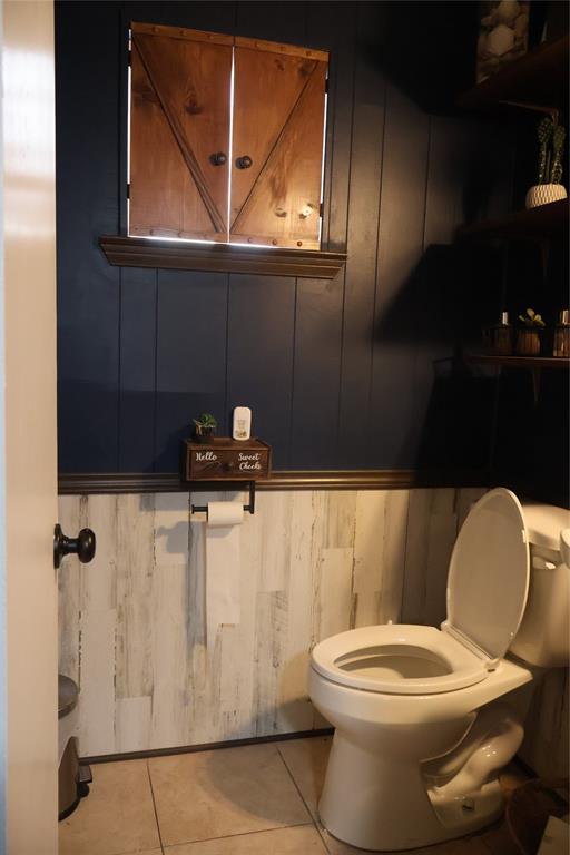 301 West Malloy Bridge Road Seagoville, TX 75159 - Photo 19 of 22 a bathroom with a toilet a sink and mirror