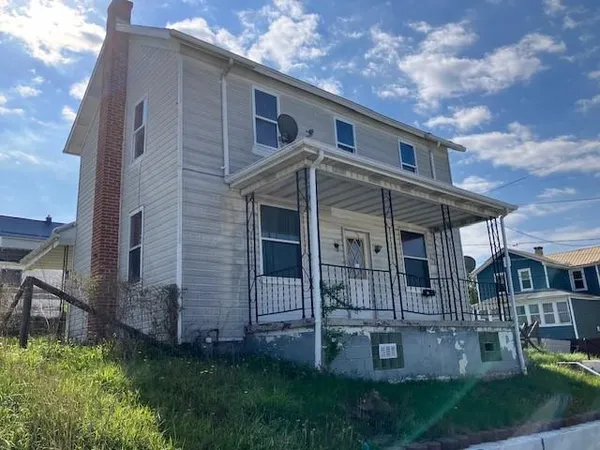 a view of front of house with a yard