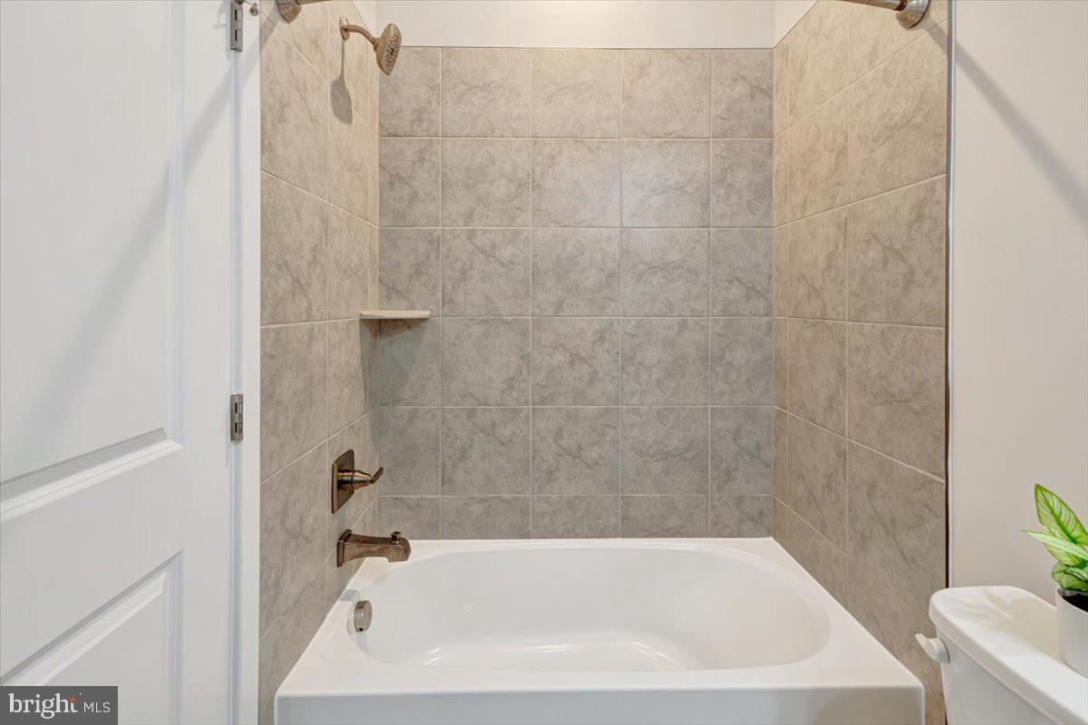 7157 Smoke Stack Road Baltimore, MD 21222 - Photo 23 of 27 a bathroom with a bathtub
