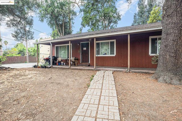 a view of a backyard with pathway