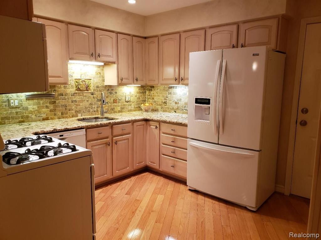 1903 Allenway Court, Unit 98 Rochester Hills, MI 48309 - Photo 22 of 27