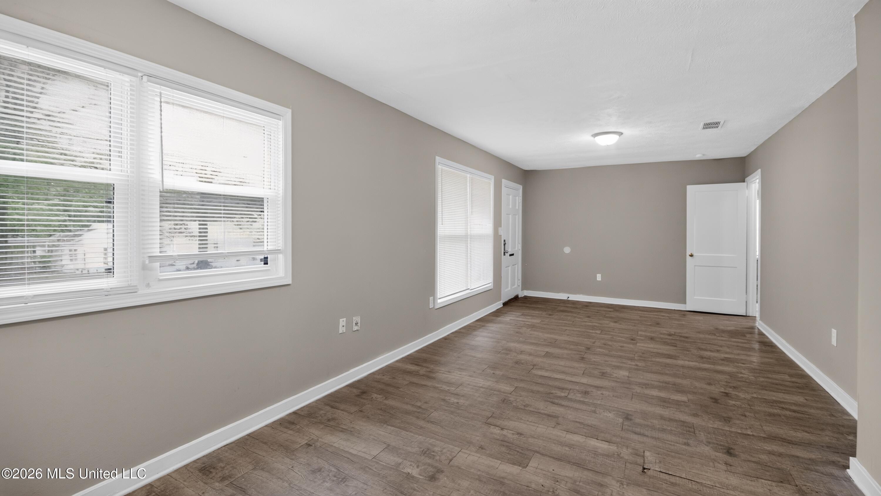 609 Launcelot Road Jackson, MS 39206 - Photo 8 of 30 11_609_Launcelot_Rd-Living_room-0398