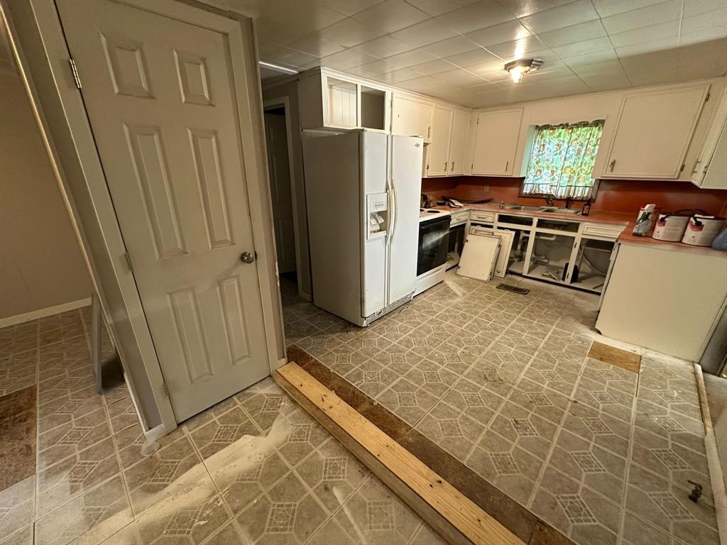 1219 Canal Street Ringgold, LA 71068 - Photo 9 of 14 a kitchen with granite countertop a refrigerator and a stove