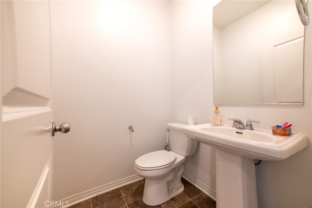 2464 Gunner Ridge Way Rialto, CA 92377 - Photo 20 of 42