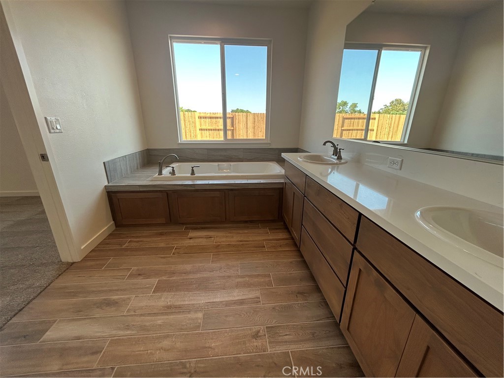 325 Bainbridge Place Chico, CA 95973 - Photo 22 of 26 a spacious bathroom with a bathtub and a sink