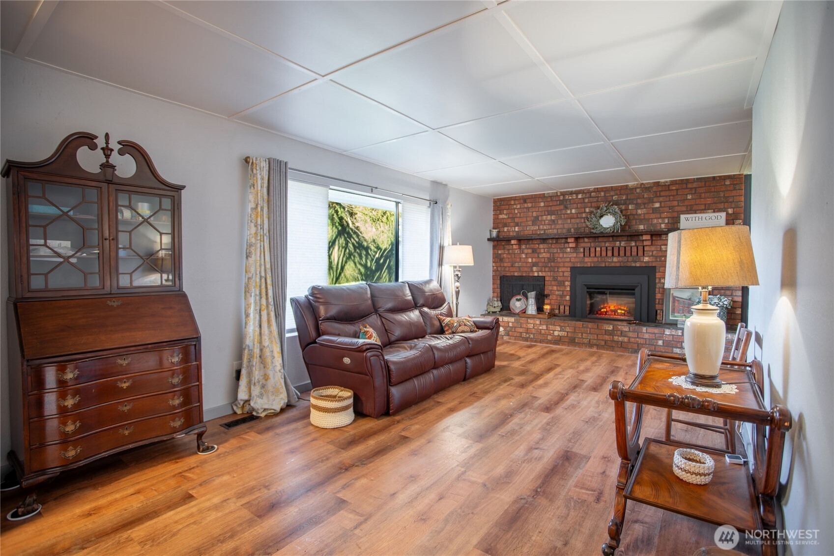 371 Pigeon Springs Road Onalaska, WA 98570 - Photo 6 of 39 a living room with furniture and a fireplace