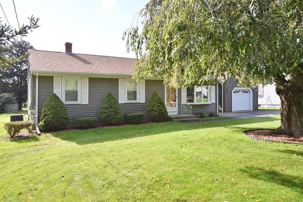 21 Raymond Drive Cumberland, RI 02864 - Photo 2 of 9