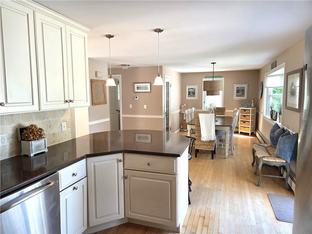 47 Treasure Road Narragansett, RI 02882 - Photo 4 of 13 Gallery Image 4