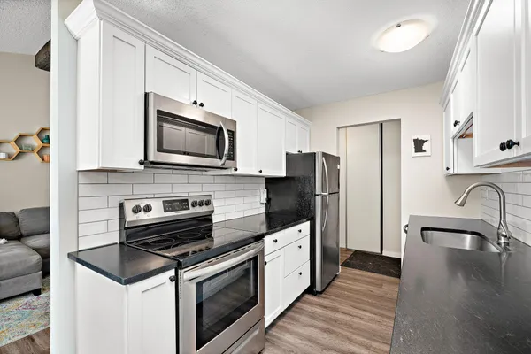 $2,250 | 4618 Cedar Lake Road, Unit 6, St. Louis Park, MN 55416