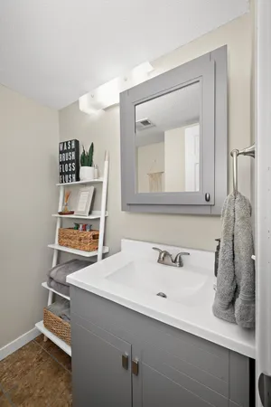 $2,250 | 4618 Cedar Lake Road, Unit 6, St. Louis Park, MN 55416