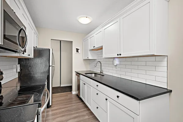 $2,250 | 4618 Cedar Lake Road, Unit 6, St. Louis Park, MN 55416