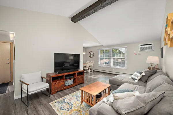 $2,250 | 4618 Cedar Lake Road, Unit 6, St. Louis Park, MN 55416