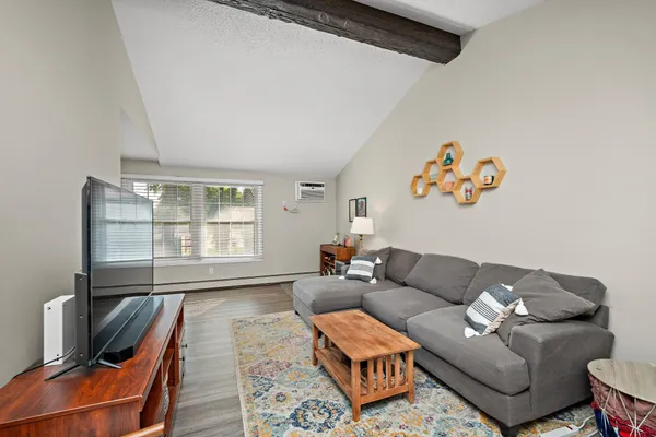 $2,250 | 4618 Cedar Lake Road, Unit 6, St. Louis Park, MN 55416