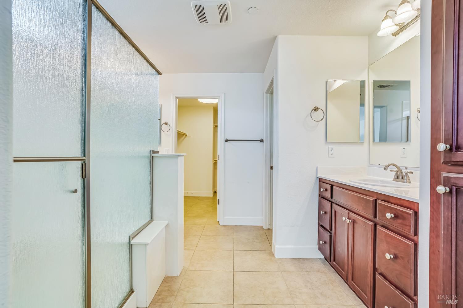 305 Birch Ridge Drive Rio Vista, CA 94571 - Photo 17 of 30 a bathroom with a sink and a mirror