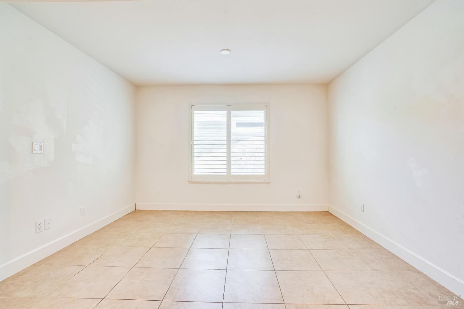 305 Birch Ridge Drive Rio Vista, CA 94571 - Photo 22 of 30 an empty room with a window